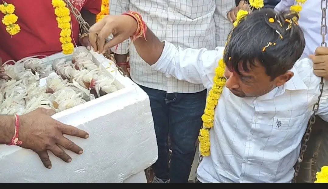 जनता का प्यार ही असली ताकत है.! अंता-मांगरोल के खजूरनाखुर्द में ग्रामवासियों ने नरेश भाई का ख़ून से तोलकर स्वागत किया, जिसे देखकर हर दिल गर्व से भर गया..! इंक़लाब जिंदाबाद.! <a href="/NareshMeena__/">Naresh Meena</a>