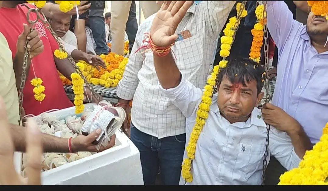 VirendraM1212's tweet photo. जनता का प्यार ही असली ताकत है.! अंता-मांगरोल के खजूरनाखुर्द में ग्रामवासियों ने नरेश भाई का ख़ून से तोलकर स्वागत किया, जिसे देखकर हर दिल गर्व से भर गया..! इंक़लाब जिंदाबाद.! @NareshMeena__ https://t.co/Fz9FxWLDiI
