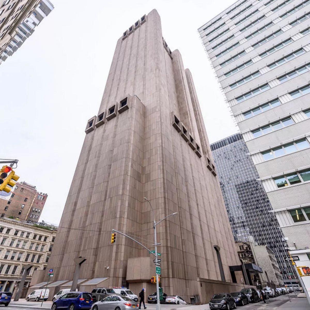 Scratchy_Lechat's tweet image. 🔴Alerte info :
A peine élu à la tête de la plus grande ville des États-Unis, le nouveau maire de New-York, #ZohranMamdani, a dévoilé son projet de nouvelle mairie.

Il aurait déclaré : &quot;l’architecture de l’actuel city hall, mélange de georgienne et renaissance, est de droite&quot;.