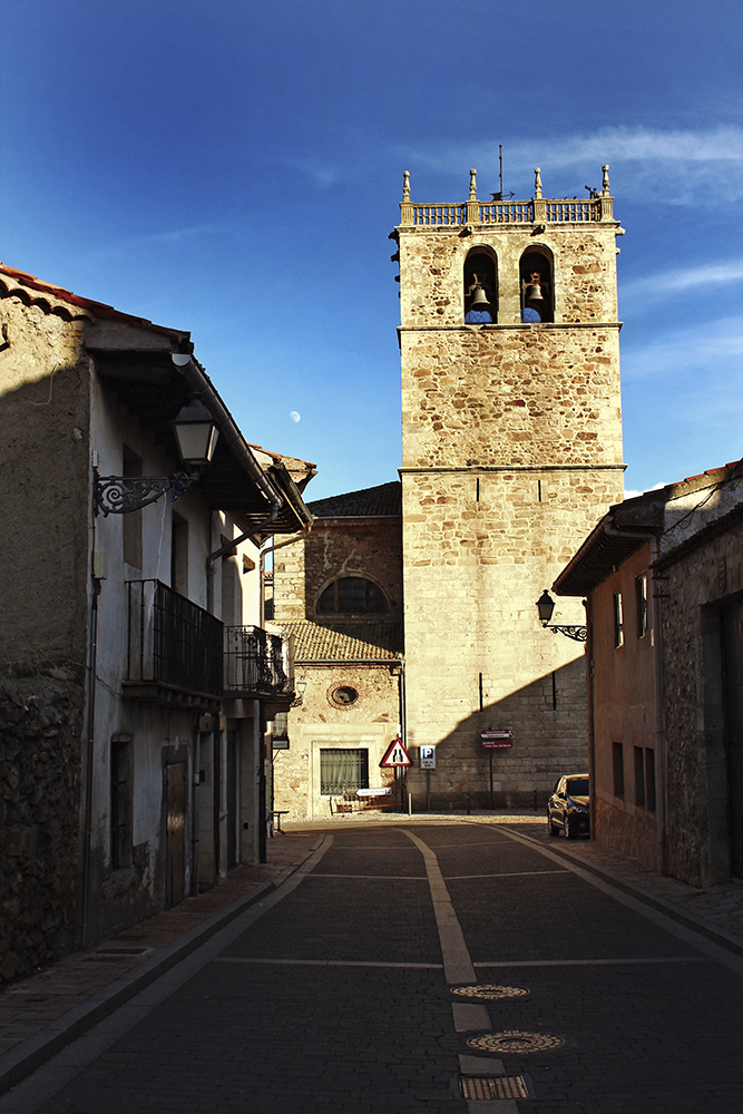 En nuestras visitas otoñales a Segovia, llegamos a #Riaza, donde las montañas se cubren de tonos dorados. Su plaza porticada es el corazón de un pueblo que late entre piedra y montaña, y el hayedo de La Pedrosa un espectáculo de color. 
segoviaunbuenplan.com/riaza