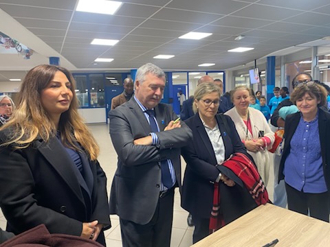 dsden77's tweet image. 🟢#NAH Journée nationale de Lutte contre le harcèlement scolaire. Accueil en chansons entonnées par les élèves du collège Pablo Picasso de Champs-sur-Marne. 
60 choristes et 16 élèves de la classe CHAM.
👏 Bravo aux élèves, aux 100 élèves ambassadeurs et aux équipes ! #pHARe