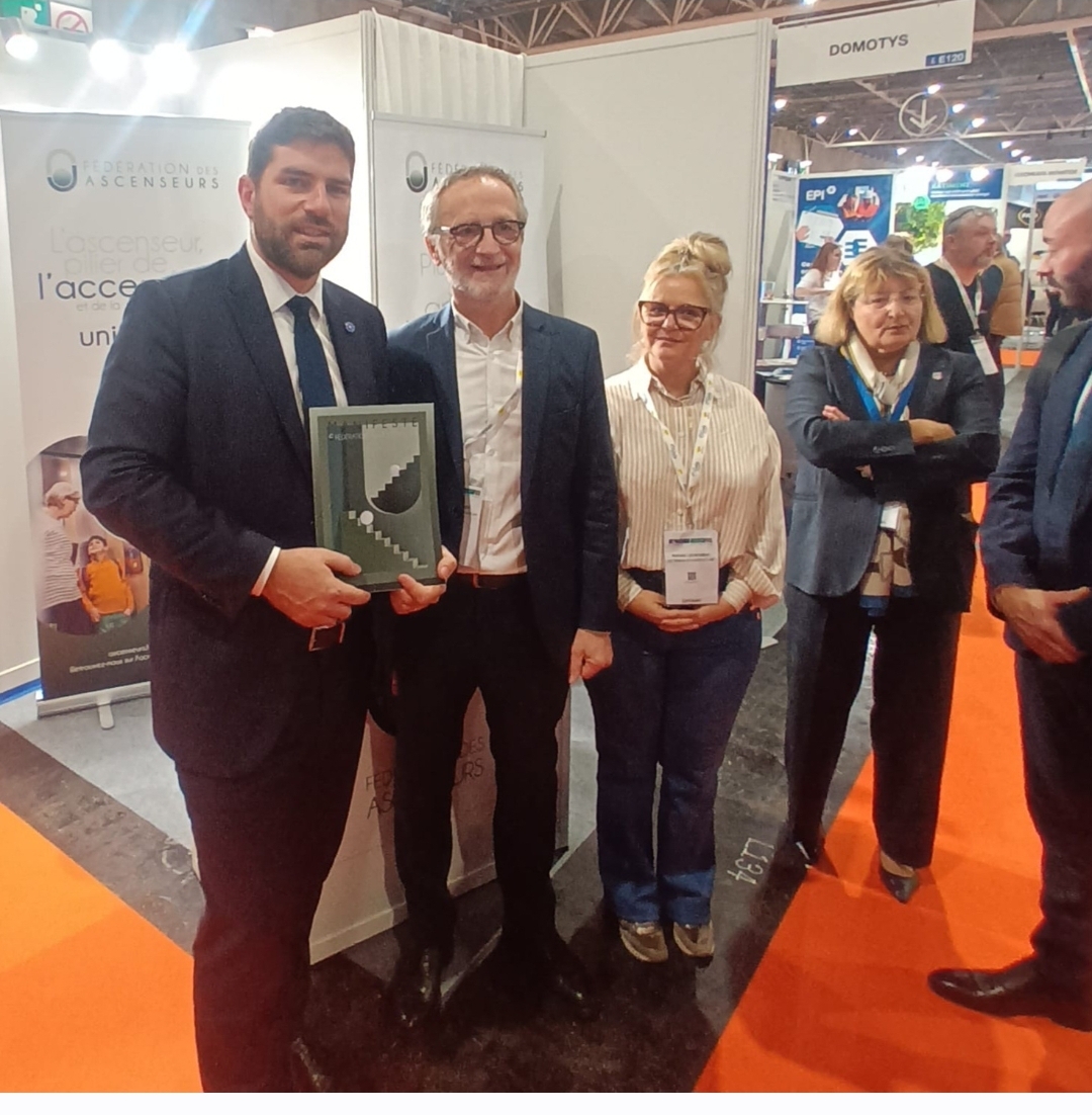 📸 Rencontre avec le nouveau Ministre de la Ville et du Logement <a href="/VincentJeanbrun/">Vincent Jeanbrun</a> au <a href="/SalonCopro/">Salon de la Copropriété et de l'Habitat 🏢</a> ce matin. Le Délégué général de la Fédération a échangé avec Monsieur le ministre sur les enjeux d'accessibilité et de rénovation du parc. L'occasion de lui remettre notre Manifeste !