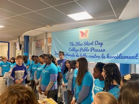 dsden77's tweet image. 🟢#NAH Journée nationale de Lutte contre le harcèlement scolaire. Accueil en chansons entonnées par les élèves du collège Pablo Picasso de Champs-sur-Marne. 
60 choristes et 16 élèves de la classe CHAM.
👏 Bravo aux élèves, aux 100 élèves ambassadeurs et aux équipes ! #pHARe