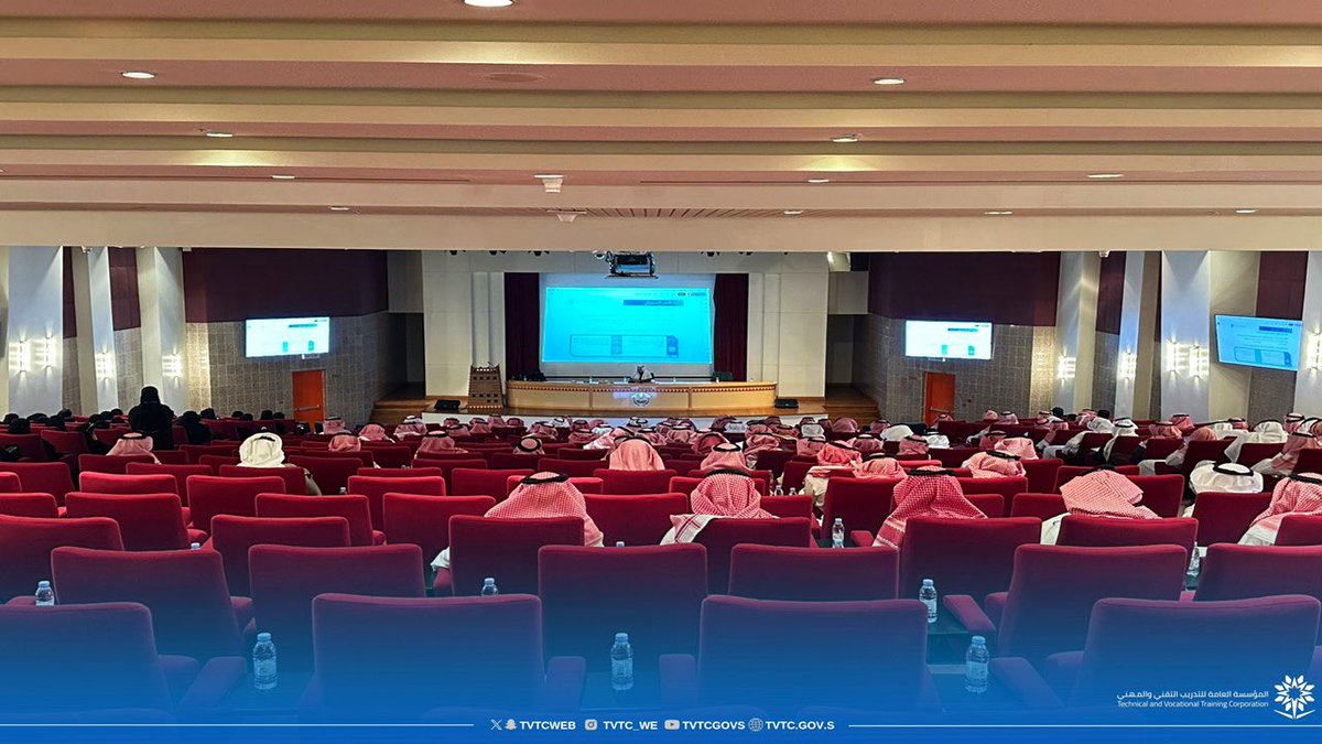 tvtc_assir's tweet photo. تنفيذاً لتوجيهات سمو أمير منطقة عسير ورئيس هيئة تطويرها نفذت الإدارة العامة للتدريب التقني والمهني بمنطقة عسير بالتعاون مع هيئة تطوير عسير ومعهد أطوار العالي للتدريب دورة الأمن السيبراني لأكثر من ٢٠٠ موظف وموظفه من الجهات الحكومية بالمنطقة وذلك على مسرح إمارة منطقة عسير . https://t.co/wFQPmnqoH9