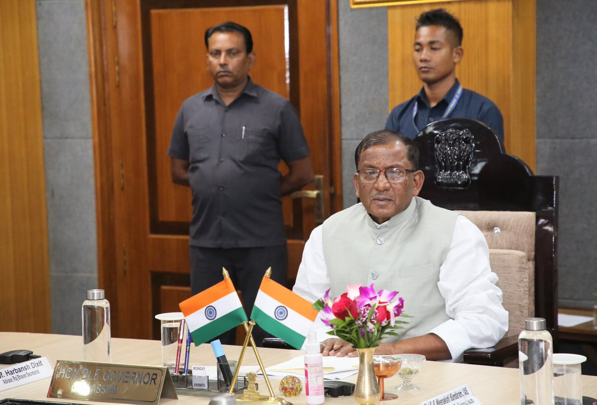 Laxmanacharya54's tweet photo. राज्य के उच्च शिक्षण संस्थानों के लोकपाल गणों के साथ आज राजभवन में एक बैठक आयोजित की गई। इस दौरान लोकपाल गणों द्वारा विश्वविद्यालयों में उठाए गए विभिन्न पहल एवं कदमों की समीक्षा की गई। मुझे विश्वास है कि लोकपाल गणों की सक्रिय भूमिका राष्ट्रीय शिक्षा नीति 2020 के सफल क्रियान्वयन के साथ-साथ उत्तरदायी, पारदर्शी एवं संवेदनशील शैक्षिक वातावरण के निर्माण में एक महत्वपूर्ण योगदान देगी।
@rashtrapatibhvn 
@narendramodi 
@EduMinOfIndia
@ugc_india