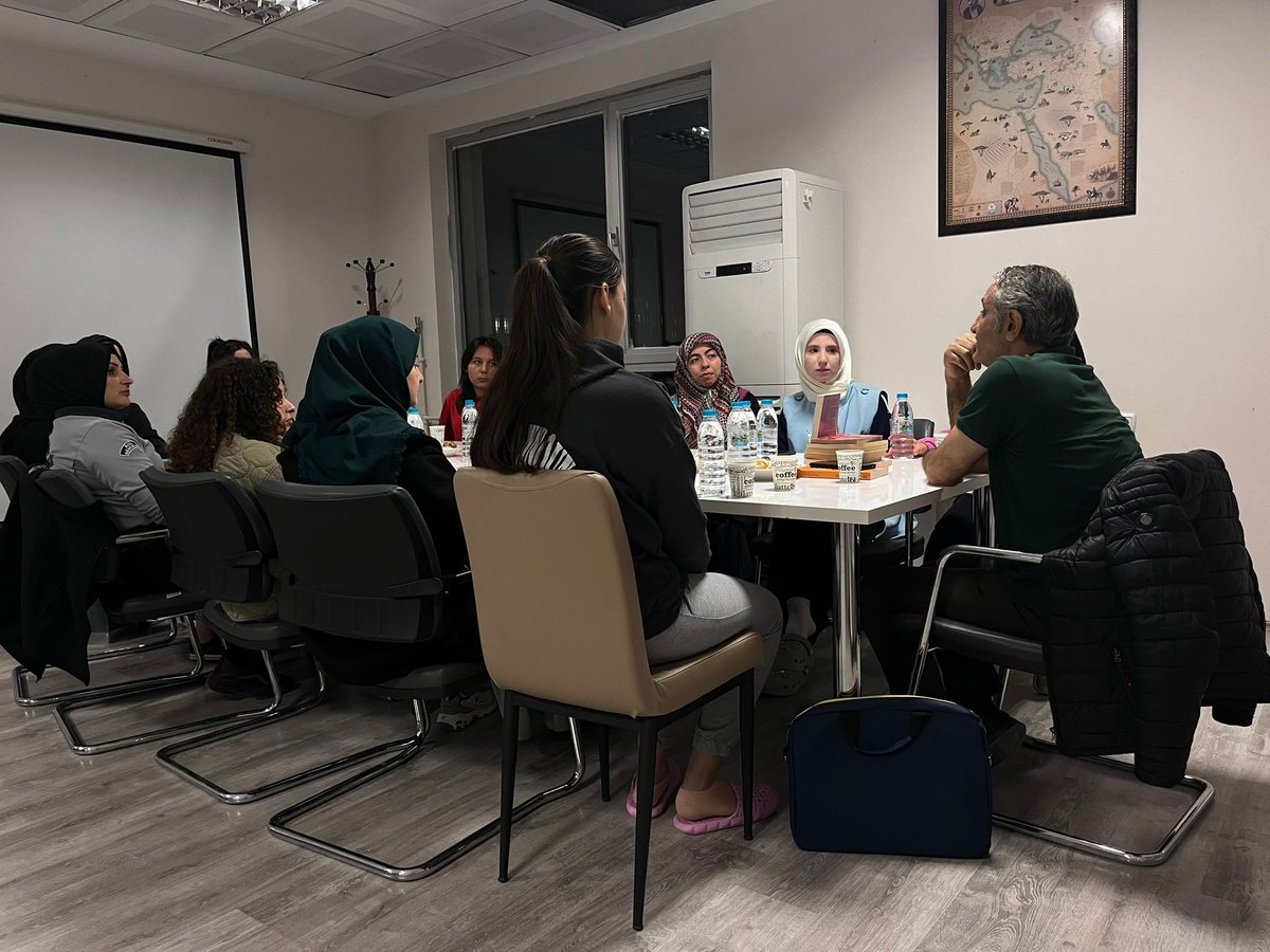 📍 Şems-i Tebrizi Yurdu

Araştırmacı-Yazar Dr. Cemil Paslı ile öğrencilerimize yönelik "Önceliğiniz hangisi: başarı mı? mutluluk mu?" konulu keyifli bir hasbihal programı gerçekleştirdik. Yeni fikirler edindik. 💡💬😊
 <a href="/OA_BAK/">Dr. Osman Aşkın Bak</a> <a href="/gencliksporbak/">Gençlik ve Spor Bakanlığı 🇹🇷</a> <a href="/GSB_KYGM/">Kredi ve Yurtlar Genel Müdürlüğü</a>