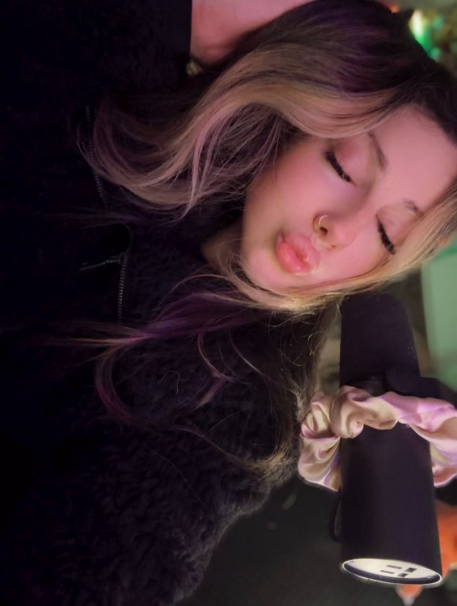 Heyyy I’m streaming some apex on twitch! Come say hi 👋