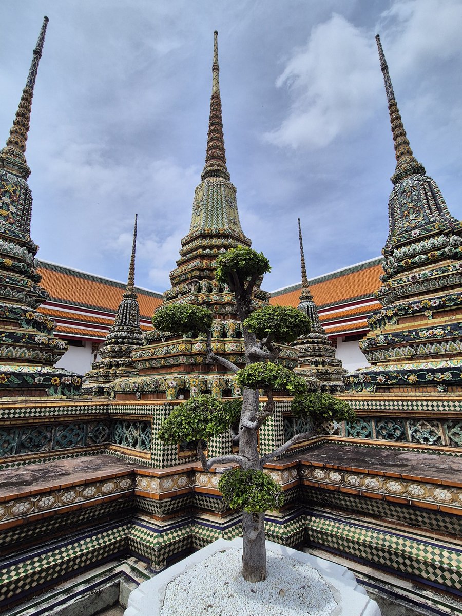 MarcelaKovov4's tweet image. 🇹🇭 Pěkný čtvrtek z Bangkoku - města mrakodrapů a chrámů... 🏯
Mezi nejslavnější zde patří Chrám Wat Pho se sochou 46 m dlouhého a 15 m vysokého Ležícího Buddhy a Wat Traimit se Zlatým  Budhou z čistého zlata, který váží přes pět tun. 
#Bangkok