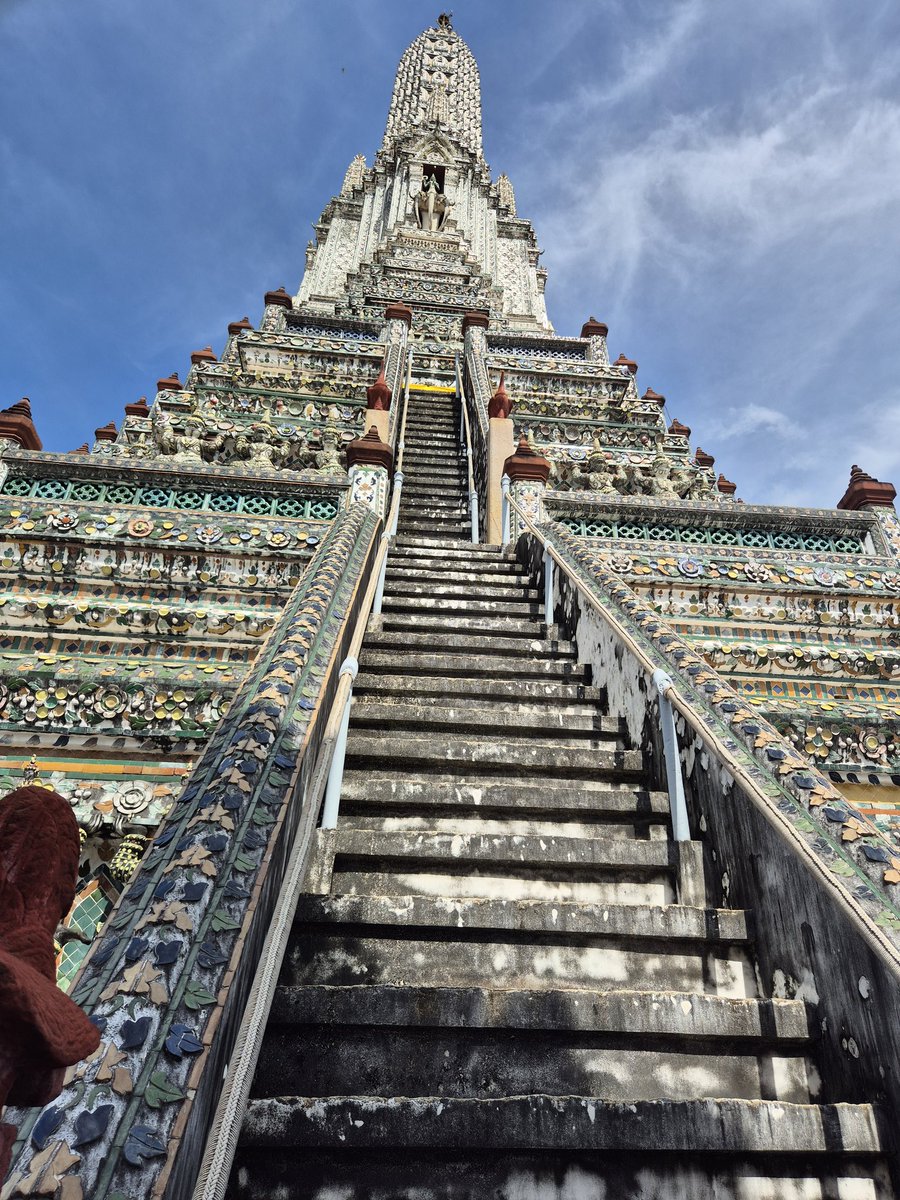 MarcelaKovov4's tweet image. 🇹🇭 Pěkný čtvrtek z Bangkoku - města mrakodrapů a chrámů... 🏯
Mezi nejslavnější zde patří Chrám Wat Pho se sochou 46 m dlouhého a 15 m vysokého Ležícího Buddhy a Wat Traimit se Zlatým  Budhou z čistého zlata, který váží přes pět tun. 
#Bangkok