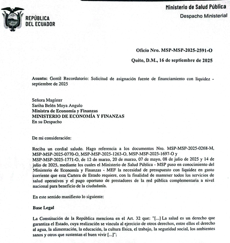 dolarizacionEc's tweet photo. Atención! Se filtra carta del Ministro de Salud a la Ministra de Economía que llevaría a cuestionar  la viabilidad fiscal y financiera para que el Ministerio de Salud Pública asuma el sistema de salud del IESS, tal como se propone trate la Asamblea Constituyente de ganar el si en la Consulta del próximo 16 de noviembre.

La comunicación (Oficio Nro. MSP-2025-2591-O de 16 de septiembre de 2025) advirtió por sexta ocasión en lo que va de 2025, se asigne PRESUPUESTO CON LIQUIDEZ EN GASTO CORRIENTE para mantener los servicios de salud OPERATIVOS. El requerimiento se sustenta en la base legal de la CONSTITUCIÓN VIGENTE, artículos 32, 227 y 363, en donde se concibe a la salud como un derecho universal  garantizado por la administración pública.

Jimmy Martin, Ministro de Salud, refiere que del presupuesto codificado (presupuesto inicial asignado más reformas de aumentos o disminuciones con corte a septiembre) es de USD 4.622 millones (gasto corriente) y que de eso el 48% NO TIENE LIQUIDEZ. Además USD 56 millones, si bien están codificados, tampoco tienen LIQUIDEZ y que financiarían los pagos a SOLCA para el tratamiento integral de pacientes oncológicos. 

Martin hace notar que del presupuesto con liquidez NO hay espacio para reforma presupuestaria alguna ya que el 94% se encuentra certificado y comprometido. El pedido de liquidez urgente, con corte al 16 de septiembre, asciende a USD 1.703,41 millones. Además hace ver que existe una deuda acumulada con la Red Pública Integral de Salud (IESS,ISSFA,ISSPOL) y con la Red Privada Complementaria que asciende a USD 720,89 millones. 

El comunicado finaliza haciendo ver que la falta de presupuesto con liquidez genera “complicaciones en los cuadros clínicos, traslado a provincias lejanas del domicilio del usuario, incremento del gasto de bolsillo, afectación a la SOSTENIBILIDAD DEL SISTEMA NACIONAL DE SALUD, SATURACIÓN DE LOS SERVICIOS EN EL MSP SOBREPASANDO LA CAPACIDAD DE RESPUESTA DE LOS ESTABLECIMIENTOS DE SALUD Y LA FALTA DE CONTINUIDAD DE LA ATENCIÓN DE LOS PACIENTES PROVOCANDO COMPLICACIONES Y REDUCCIÓN DEL TIEMPO DE VIDA…

Al contrastar esta información con la ejecución presupuestaria de Salud que consta en el Ministerio de Finanzas,  lo que se puede notar es que para 2025 con corte a octubre se incrementó el presupuesto codificado ( no sólo de salud), que se supone sigue un proceso de control y seguimiento técnico, en alrededor  de USD 2.000 millones, pero que contradictoriamente a lo que recomendaría la técnica, no tendría el financiamiento necesario. Así, las autoridades económicas  habrían inflado el presupuesto para también justificar que cumplirán con las obligaciones acumuladas pendientes pero que al no ser oportunamente financiadas para que sean ejecutadas en el tiempo establecido, considerando que restan 55 días para culminar el año fiscal, es muy probable que una gran parte se arrastre como deuda para 2026. 

Este manejo errático y antitécnico también se evidencia en la proforma presupuestaria 2026 que también intenta justificar que cumplirán con el incremento anual no menos de 0,5% del PIB hasta llegar al 4% del PIB, tal como contempla la norma constitucional, aún vigente. Los ingresos se buscarán... 

Considerando estos antecedentes, qué tan viable y conveniente para los usuarios es que el sistema de salud pública asuma el servicio de salud de la seguridad social, tal como propone el presidente Noboa de ganar el si en la consulta? De por medio hay otra deuda significativa a la seguridad social (exacerbada por el Gobierno del Nuevo Ecuador), que sólo por el Fondo de Salud, conforme lo revela el último boletín de deuda de agosto del Ministerio de Finanzas, ascendería a USD 5.520, 30 millones y que se lo registra provisionalmente como pasivo contingente, ya que está sujeto a auditorías conforme el requerimiento del FMI y que seguramente será mayor.

Cabe recordar que los servicios de salud de la seguridad social son financiados con los aportes de sus afiliados. Toda la infraestructura del servicio de salud construida alrededor de 80 años…, en qué condiciones pasaría a un sistema de salud público al borde del colapso? Sería fiscal y financieramente inviable, pero lo podrían hacer, cambiando la Constitución. 

Los sustentos se detallan a continuación :