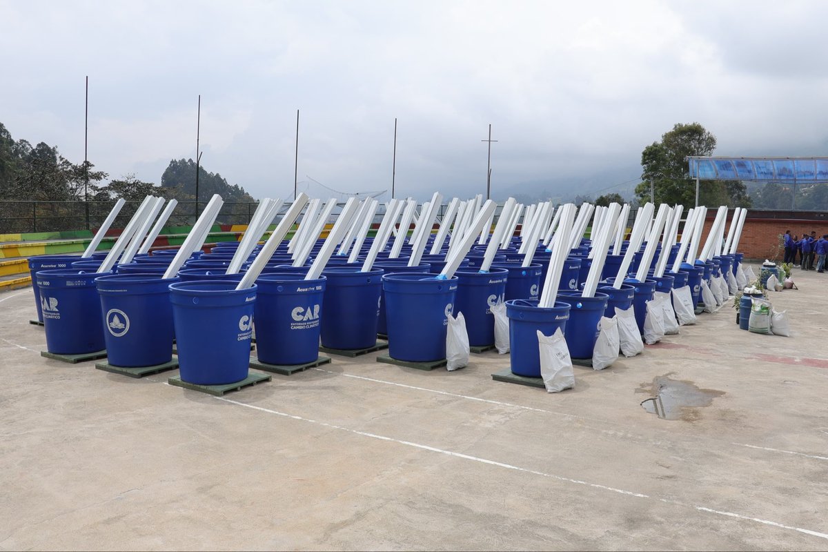 Alfred_Balle's tweet photo. Llegamos a 10.000 familias Cundiboyacenses con nuestros tanques de cosecha de agua comunitaria.💧 

Con este programa, desde la @CAR_Cundi, promovemos la cultura del ahorro y respeto por el agua, optimizando más de 620 mil m³ mensuales de este valioso recurso. 

Seguimos llevando soluciones sostenibles a los hogares del territorio CAR.💚