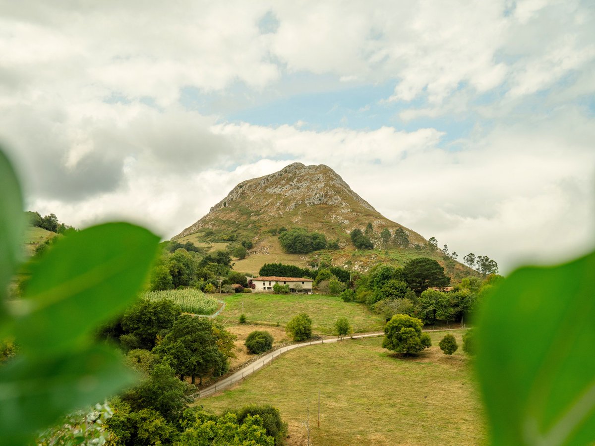 Desde Sardeu, la Peña Pagadín se alza como un mirador natural que regala una de las vistas más impresionantes de Ribadesella. 🏞️

#Ribadesella #VisitRibadesella #Asturias #VisitAsturias