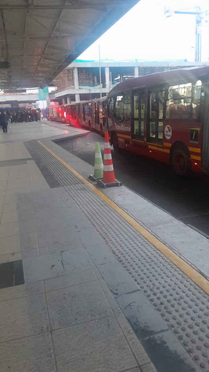 WilCubides's tweet photo. Por Dios que trauma es llegar todos los días tarde, ese es el dolor de todos los que salen del #portal #Américas de @TransMilenio , un dolor que no tiene fin... Hoy está terrible la salida del portal, nada se mueve. Hoy que pasa? Lo mismo de siempre? https://t.co/DiHtnHDcor