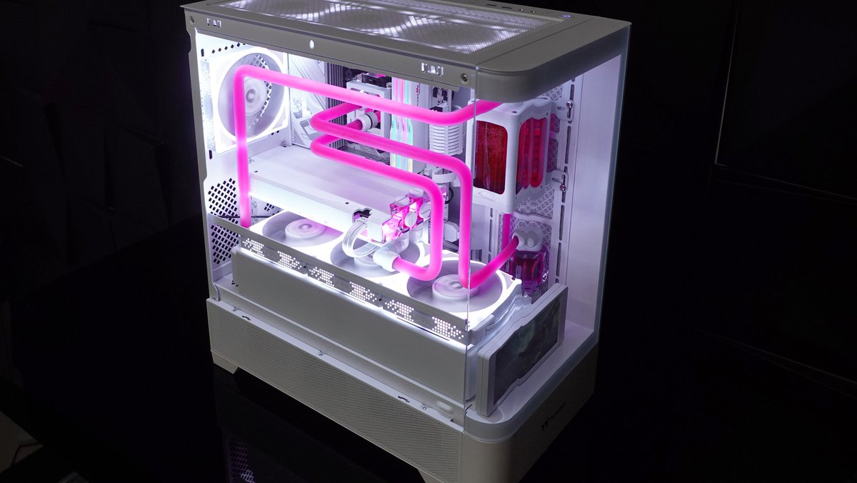 Thermaltake_UK_'s tweet image. 💻 View 290 TG Build
👇Check out this stunning setup featuring the View 290 TG and a powerhouse of components:
Toughpower GT Snow 1000W
Toughfan EX 120 ARGB
6.0 LCD Screen Kit
Thanks @markvanacosta1 for sharing this sleek and powerful build!
#ThermaltakeUK #View290TG #pcbuilder