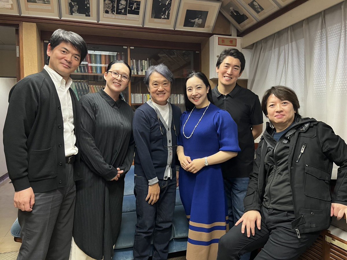 pasona_manyoshu's tweet photo. 🎵本番に向けて練習中！②🎵

いよいよ今週末に迫った本番に向けて、
本日はソリストの皆様が大集合！

ソリスト練習のほか、東京交響楽団との合奏練習も行われました！

作曲家、指揮者、ソリストの皆様の集合写真もパチリ📸

最高峰の音楽をお届けします。
皆様のお越しをお待ちしております！ https://t.co/oz1kpENHyL