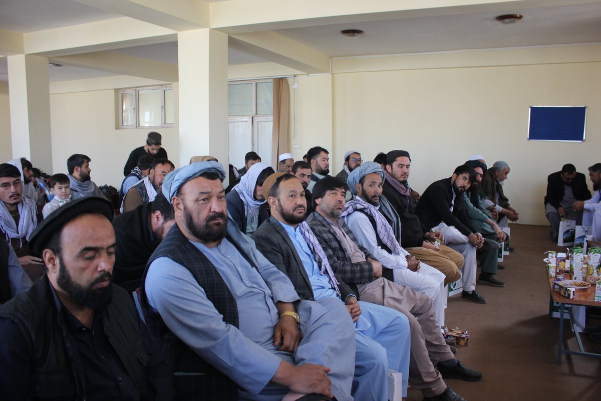 amiri_m_complex's tweet image. تیم از داکتران امیری طبی کمپلکس در ناحیهٔ سیزدهم شهر کابل برای اهالی آن ناحیه در مورد امراض ساری آگاهی ده صحی ارائه نمودند.
در این برنامه، مسئولین ناحیه و وکلای گذر ناحیهٔ سیزدهم شهر کابل حضور داشتند. داکتران مؤظف معلومات های لازم را در مورد امراض ساری با آنان شریک ساختند.