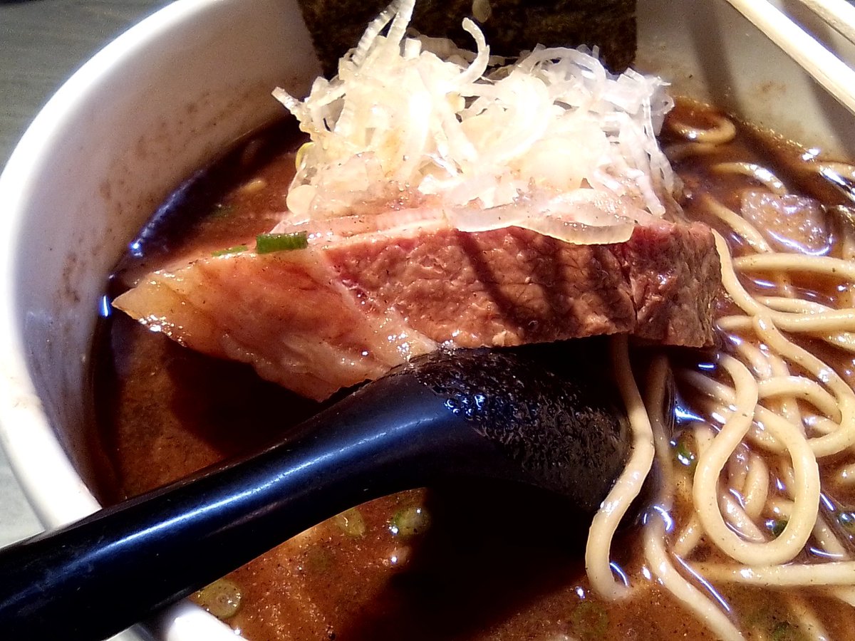 喜乃壺～つくば
鶏油醤油

節が効いたアッツアツの🍜
直火焼きチャーシューをばくり(ˆ˙༥˙ˆ)