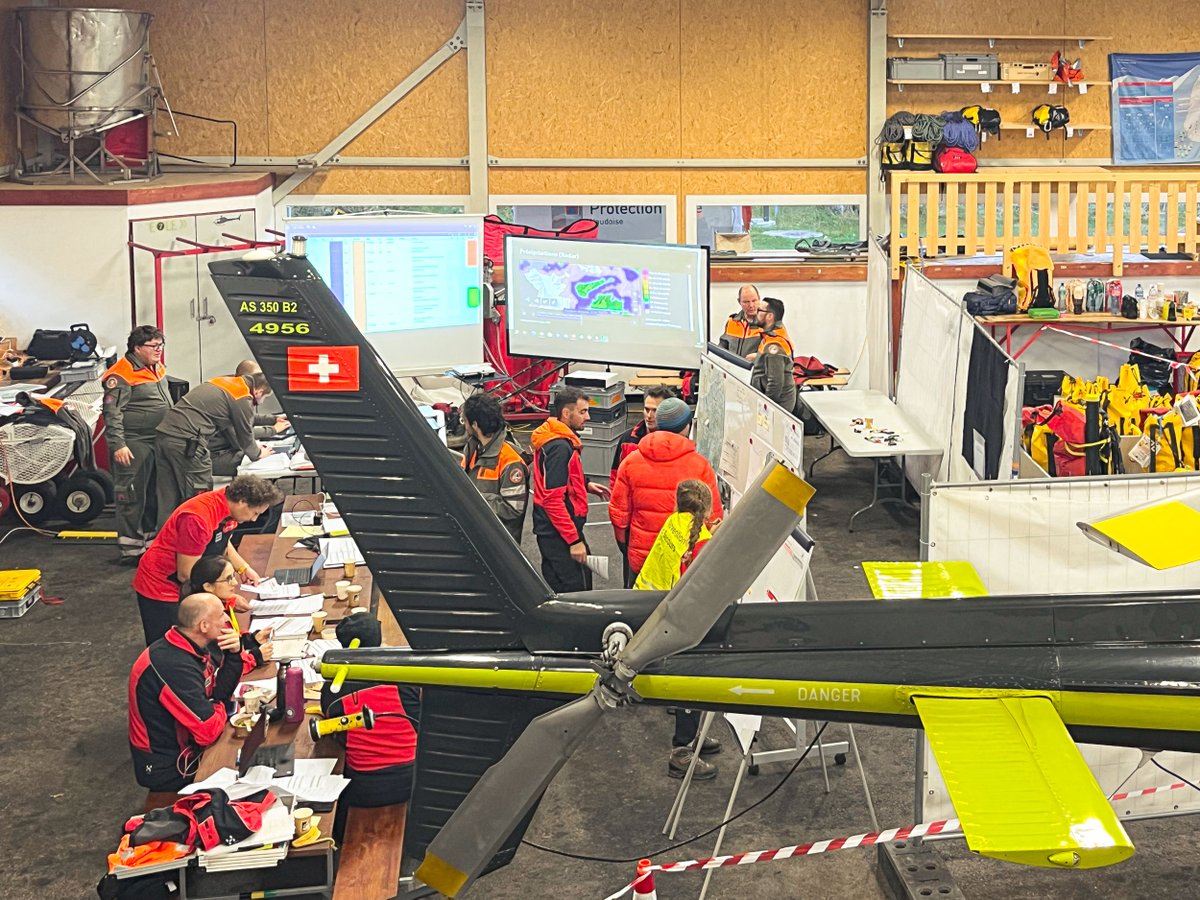 PCiVD's tweet image. Exercice national spéléo-secours

La PCi-VD a participé à un exercice de sauvetage grandeur nature. Elle a notamment appuyé la conduite de l'exercice au PCO, garantit le ravitaillement des effectifs et assuré le transport de matériel et de personnes sur les hauteurs de Leysin.