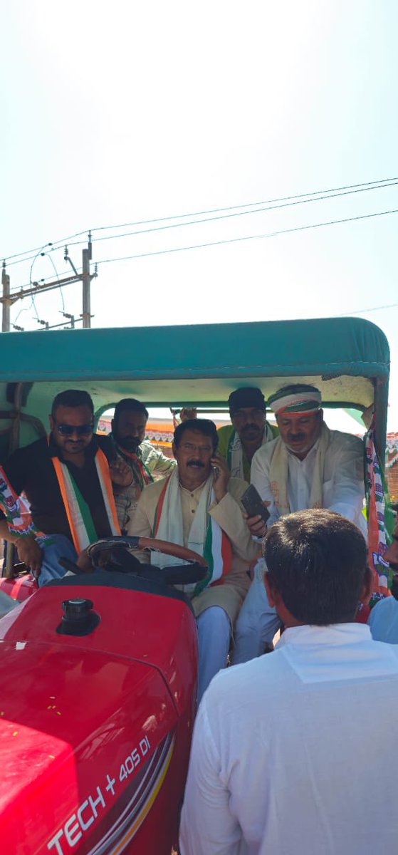 ખેડૂતોને ન્યાય અપાવવા ગુજરાત કોંગ્રેસ દ્વારા આયોજિત “ખેડૂત આક્રોશ યાત્રા” – દિવસ 1 

આજે ખેડૂતોના અધિકાર, તેમના પ્રશ્નો અને હક્ક મેળવવા માટેની આ લડતમાં પહેલું પગલું ભરી દિવસ-1ની શરૂઆત ઉર્જા, સંકલ્પ અને જંગી જનસમર્થન સાથે થઈ.
ખેડૂત આક્રોશ યાત્રા માત્ર વિરોધ નથી – એ ખેડૂતોને ન્યાય