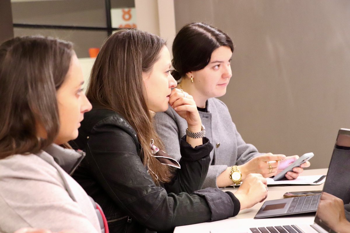 🔸Membres de la nostra Secció Jove s’han reunit per començar a preparar la ponència que defensaran al Congrés del partit del proper 29 de novembre

👍La presidenta suplent del Grup Demòcrata Maria Martisella ha assistit a la reunió, per assessorar-los sobre temes parlamentaris