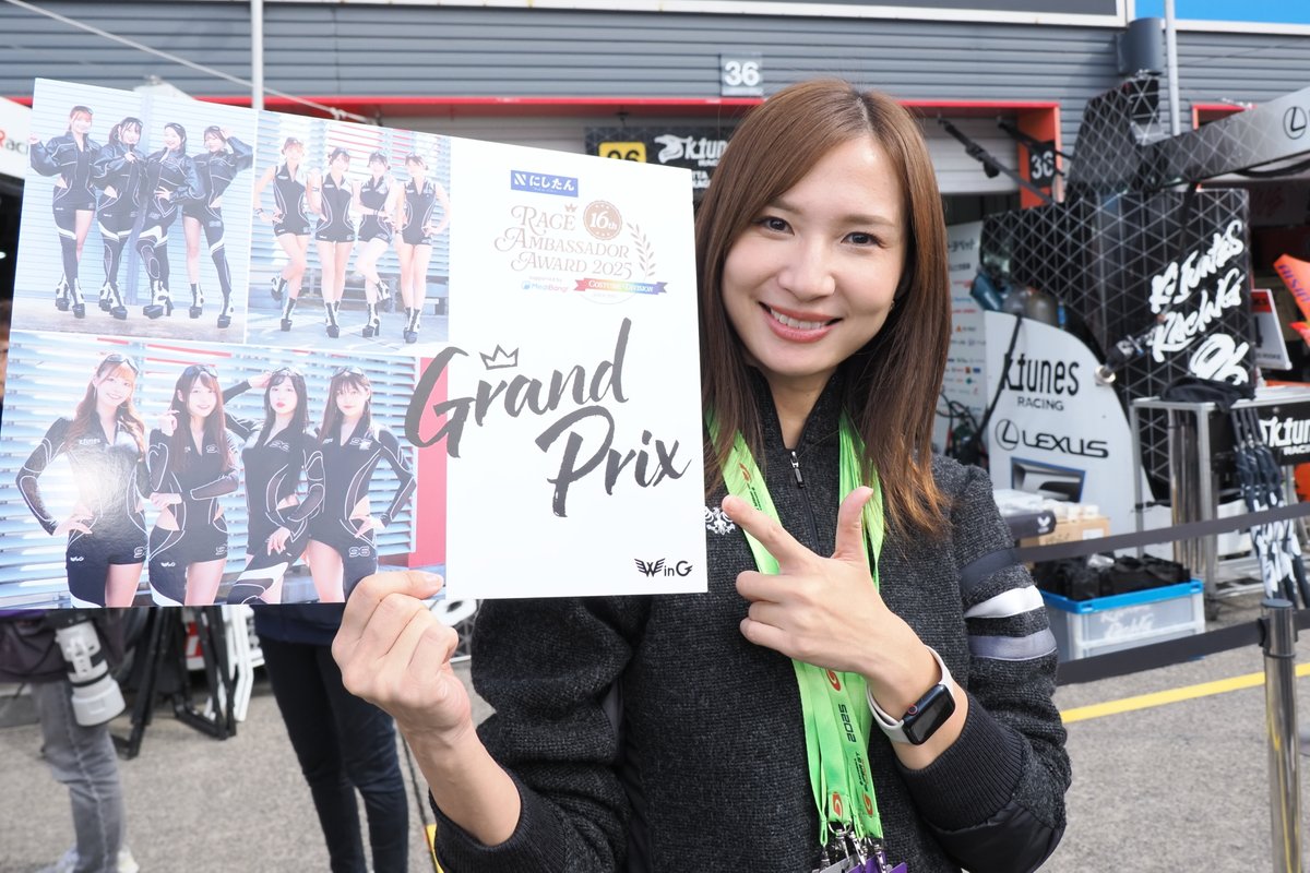 yamachan415's tweet photo. 2025.11.1 SUPER GT Rd.8 MOTEGI 
予選日 PW 
コスチュームディヴィジョングランプリをアピールするコントローラーさん😆 
#藤本真由 (@mayupom2 ) さん 

#KtunesRacing 
#WinG https://t.co/CevhESdCSa