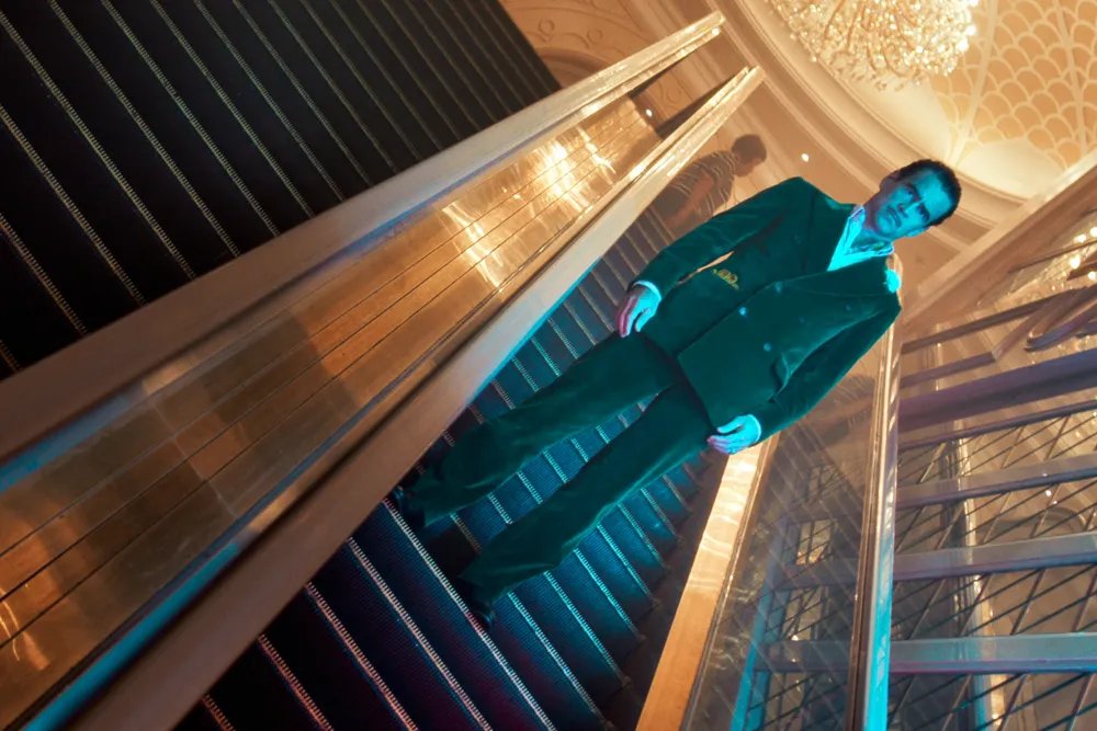 Баллада о маленьком игроке - Колин Фаррелл не может прекратить играть в азартные игры.
Идеальным форматом этой истории была бы короткометражка в "Любовь. Смерть. Роботы". А так полтора часа нуднейшей банальщины.
Цветокор и актёры збс, но ставка всё равно проигрышная