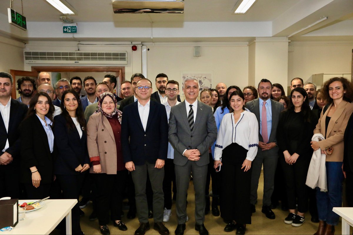 Bugün Ulaşım Planlama Dairemizin kıymetli çalışanları ile mesaiye başladık.

Her gün verilerle, analizlerle, planlarla ve koordinasyonla milyonlarca yolcumuzun ulaşımına katkı sağlayan çalışkan arkadaşlarımızla  görüşerek sürdürülebilir entegre toplu ulaşım çözümlerini konuştuk.