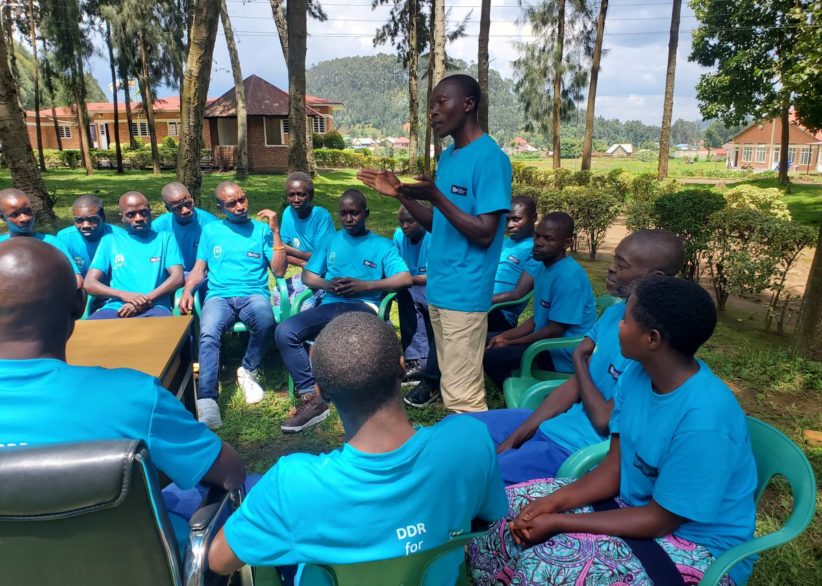 gatjmv's tweet photo. Mu gihe abanyarwanda bari baraheze mu mashyamba baragizwe bugwate na #FDLR bakomeje gutaha,abahoze ari abarwanyi bagize icyiciro cya 76 batangiye amahugurwa azamara amezi 3.Maj Gen (RTD)Jack Nziza aha ari mu itsinda abaganiriza @demobrwanda @JMuhongayire @NyirarugeroD @RwandaGov https://t.co/upZePIunLW
