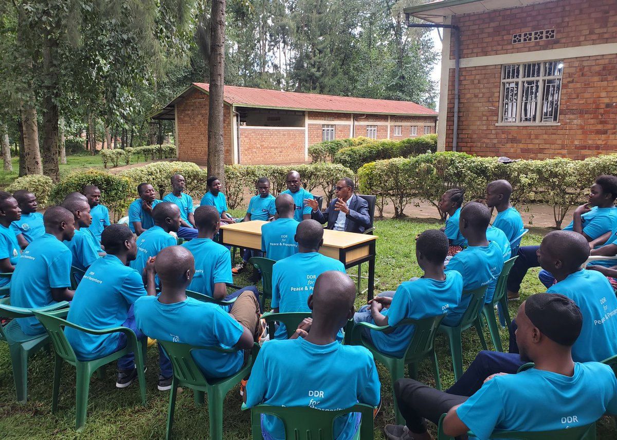 gatjmv's tweet photo. Mu gihe abanyarwanda bari baraheze mu mashyamba baragizwe bugwate na #FDLR bakomeje gutaha,abahoze ari abarwanyi bagize icyiciro cya 76 batangiye amahugurwa azamara amezi 3.Maj Gen (RTD)Jack Nziza aha ari mu itsinda abaganiriza @demobrwanda @JMuhongayire @NyirarugeroD @RwandaGov https://t.co/upZePIunLW