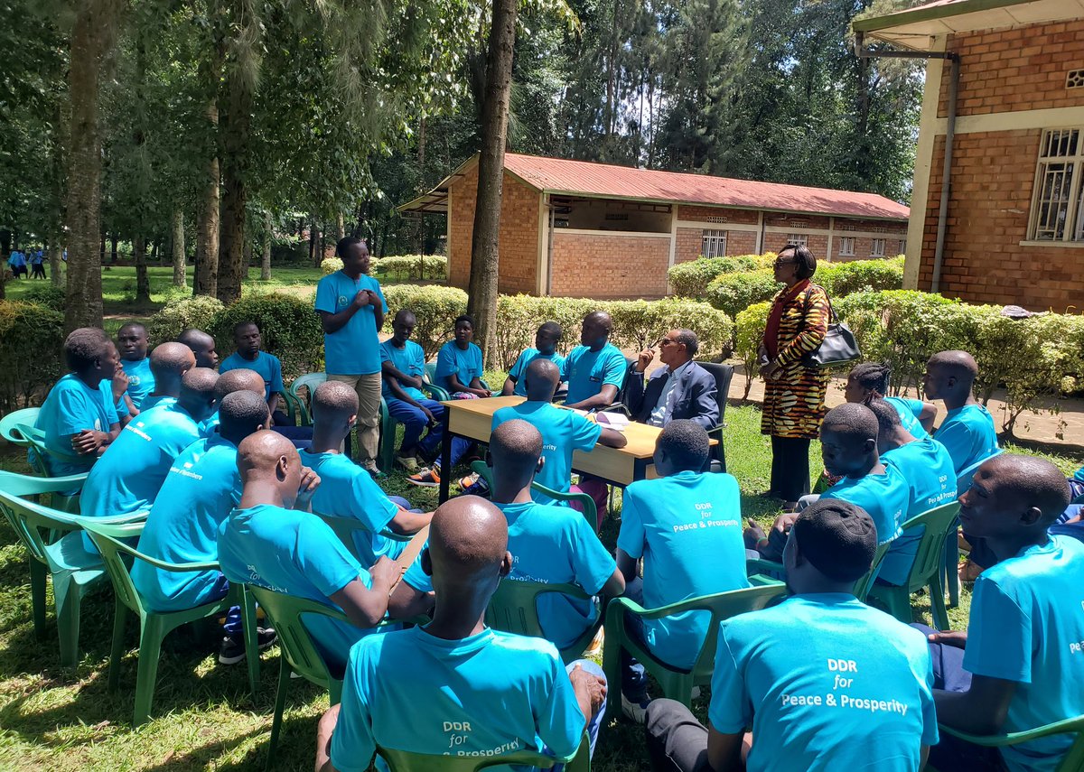 gatjmv's tweet photo. Mu gihe abanyarwanda bari baraheze mu mashyamba baragizwe bugwate na #FDLR bakomeje gutaha,abahoze ari abarwanyi bagize icyiciro cya 76 batangiye amahugurwa azamara amezi 3.Maj Gen (RTD)Jack Nziza aha ari mu itsinda abaganiriza @demobrwanda @JMuhongayire @NyirarugeroD @RwandaGov https://t.co/upZePIunLW