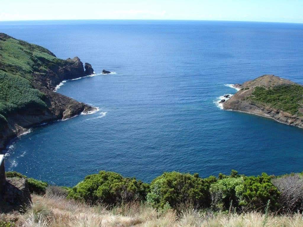 skymanuelima's tweet photo. A ilha do Faial situa-se no extremo ocidental do Grupo Central do arquipélago dos Açores, separada da ilha do Pico por um estreito braço de mar com de 8,3 km de largura, conhecido por canal do Faial #ilha #Faial #Açores  #travelphotography #viagens #FotógrafoAmador #visitPortugal https://t.co/YXZl1hzBQN