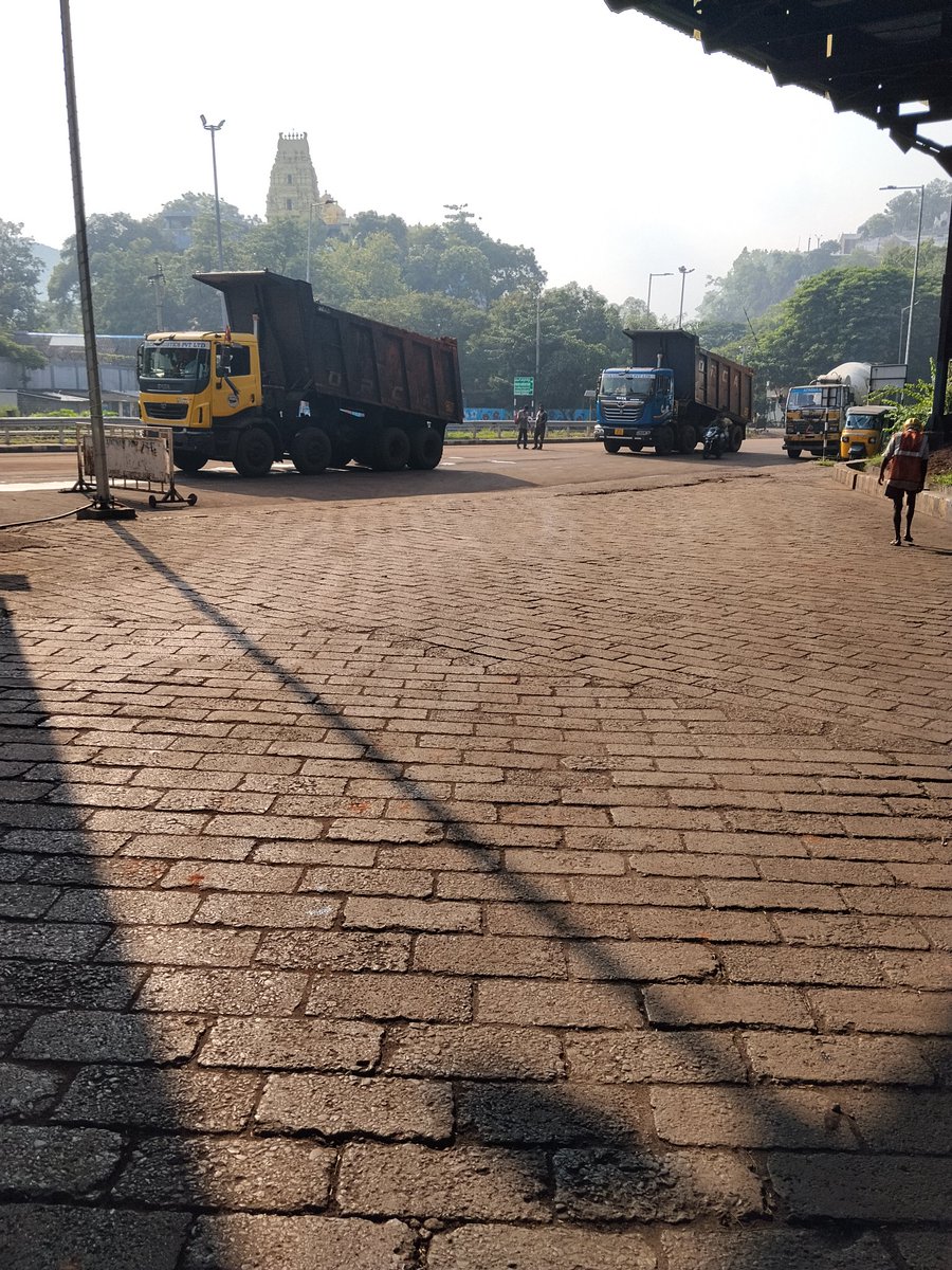kasarapu2011's tweet photo. A grave health hazard demands immediate attention. The Visakhapatnam Port Authority has jeopardized the future of residents living within the surrounding area.
Kotaveedhi (Visakhapatnam) https://t.co/mJes6tx2CI