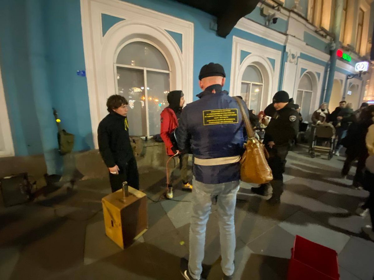 В Петербурге провели рейды на уличных музыкантов. 

Изъятые у них инструменты назвали «орудиями совершения правонарушений». На музыкантов составили 23 административных протокола.

storage.googleapis.com/istories/news/…