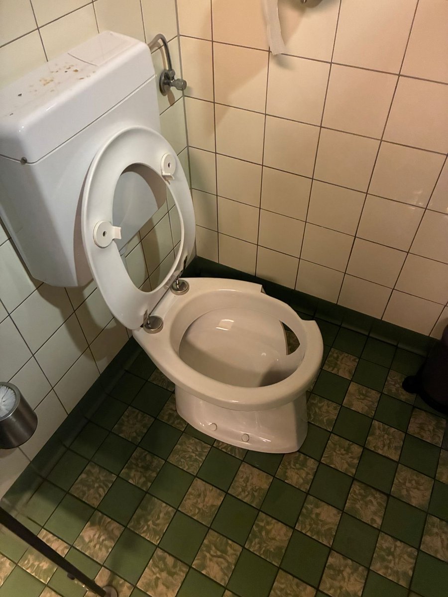 floriswouter's tweet image. ‘Ja sorry, dat ging vanzelf. Ik denk dat het komt omdat er geen soft-close toiletbril op zit’.