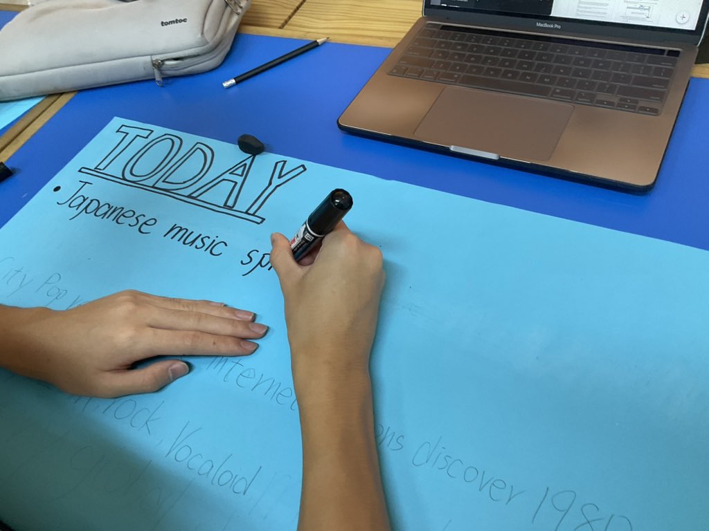 megrism's tweet photo. Students are busy creating posters about Japanese culture to display on Japanese Day! Can’t wait to see them all! 🎌🎨 https://t.co/4FOz4B7FkD