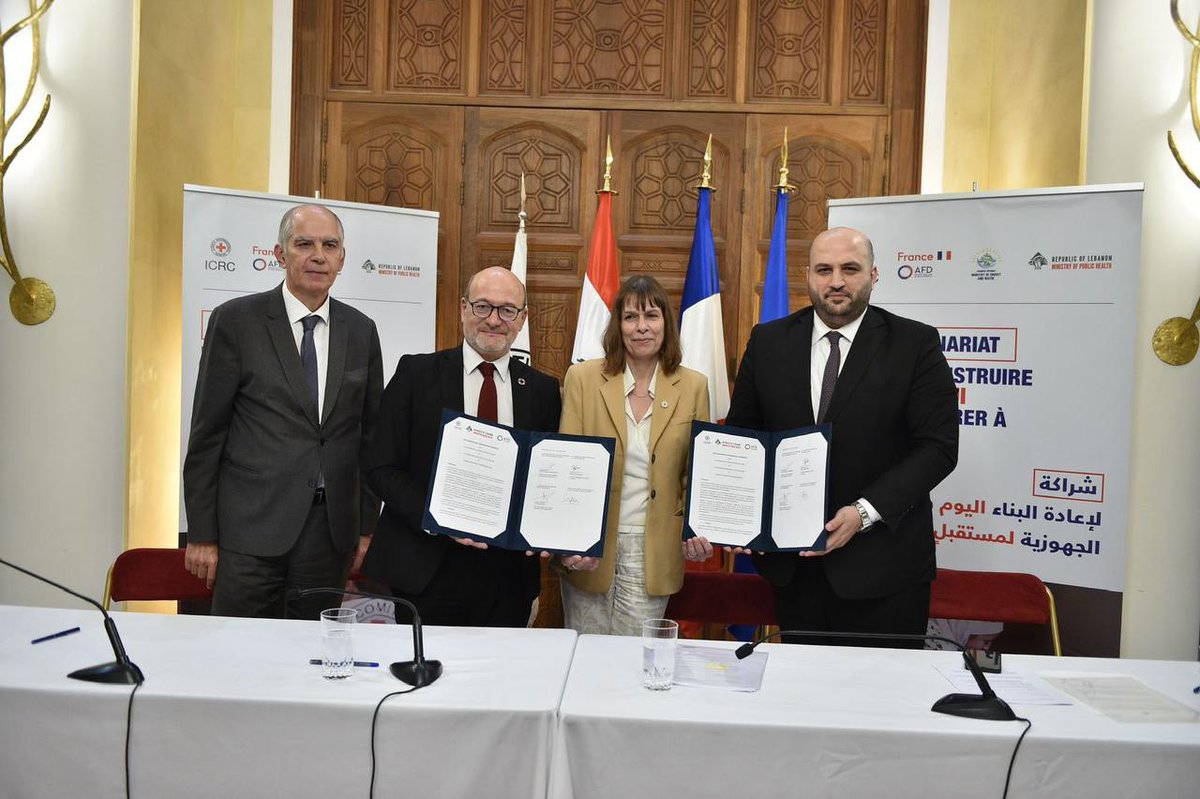 🇱🇧🤝🇫🇷 À l’occasion des 25 ans de <a href="/AFD_France/">Agence Française de #Développement (AFD) 🇫🇷 🇪🇺</a> au #Liban le 03/11, notre DG <a href="/RiouxRemy/">Rémy Rioux</a> a signé à la Résidence des Pins le projet #ESPOIRS en 🤝 avec le <a href="/ICRC_lb/">اللجنة الدولية للصليب الأحمر في لبنان</a>, en présence de <a href="/RKNassereldine/">Rakan Nassereldine</a>, &amp; S.E. <a href="/Herve_Magro/">Hervé Magro</a> pour renforcer la santé publique &amp; l’accès à l’eau dans le Sud 🇱🇧.