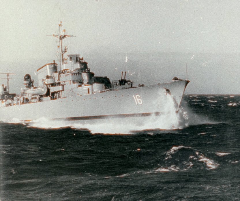 HMS Öland (J16) byggdes på Kockums i Malmö och sjösattes den 15 december 1945 och levererades till den svenska marinen den 5 december 1947. HMS Öland omklassades till fregatt 1974 och utrangerades den 1 juli 1978. 

Ett guldkorn ur Sjöhistoriska museets fotoarkiv.

#sjöhistoriska