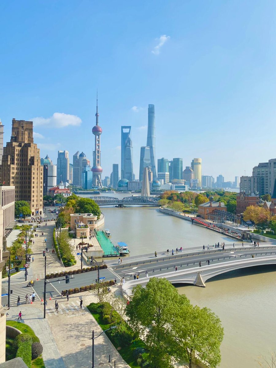 陆续做了一些BTC、ETH和XAU的变现，不是看空，而是觉得节奏到了该轻一点的阶段BTC在高位震荡，资金情绪偏谨慎 ETH的轮动逻辑仍在，但短期缺乏增量 黄金在静默中积蓄力量，也许会给下一个惊喜 市场不是战争，是一场与时间的舞蹈 希望能遇到同样在路上的朋友。🪶 #BTC #ETH #XAU #CryptoTrading #Macro