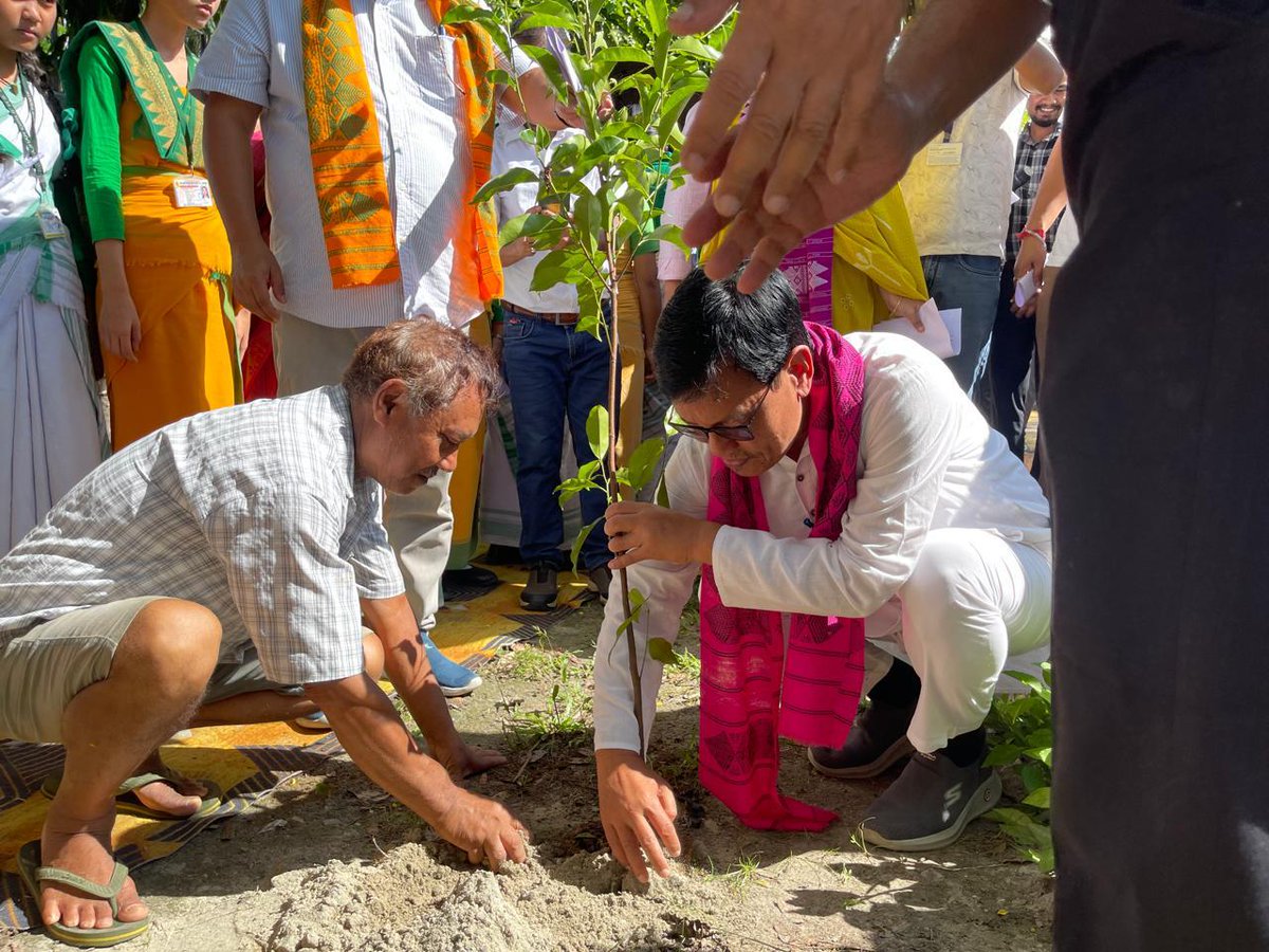 dckokrajhar's tweet image. Hon Guardian Minister Sjt U.G. Brahma flagged off the &quot;Padayatra&quot; today at Kokrajhar to commemorate the 150th Birth Anniversary of Sardar Vallabhbhai Patel in the presence of Hon MLA &amp;amp; DC Smt Masanda Pertin, IAS encompassing participants from diverse fields.
#sardar150unitymarch