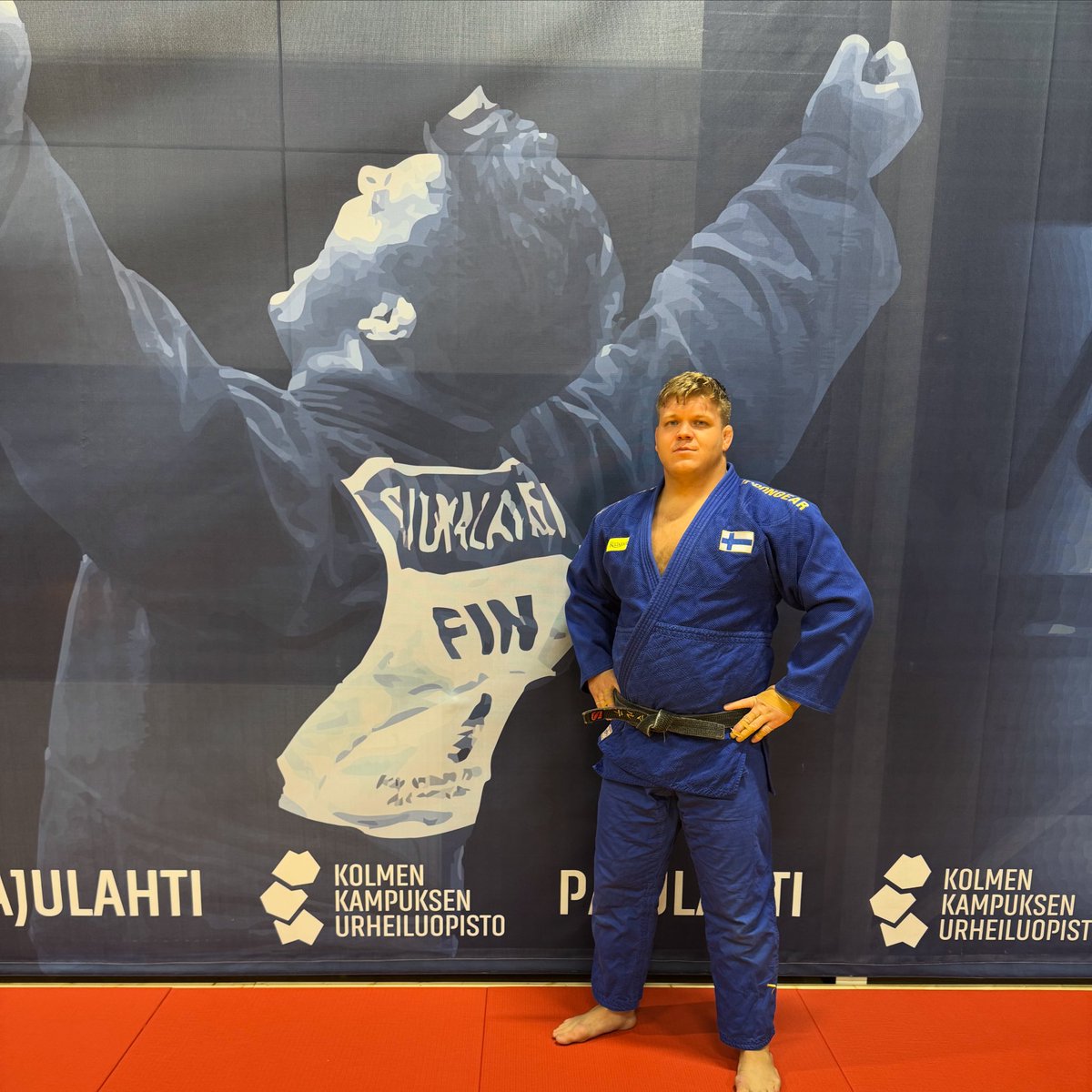 Tää viikko työhommia Urheilukoulu Valmennuskurssilla Pajulahden urheiluopistolla. 
Ekaa kertaa olin täällä maajoukkueleirillä vuonna 2011 ja nyt neljätoista vuotta myöhemmin on pakko sanoa että hienot kuvat on saatu päivitetyn kamppailusalin seinille! Hieman ehkä tulee ylpeä olo.