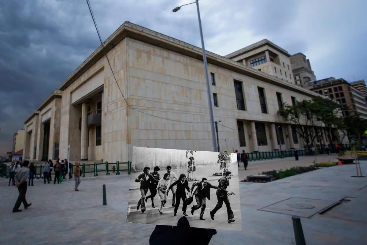 Qué preguntas le hacemos a la historia? Cuales hacen los jóvenes hoy? La foto de <a href="/photomauricio/">Mauricio Alvarado</a> es de hace 10 años. Hoy se conmemora un día sombrío y triste eñ la historia nacional. La Toma no empezó el 6 de noviembre ni terminó el 7.