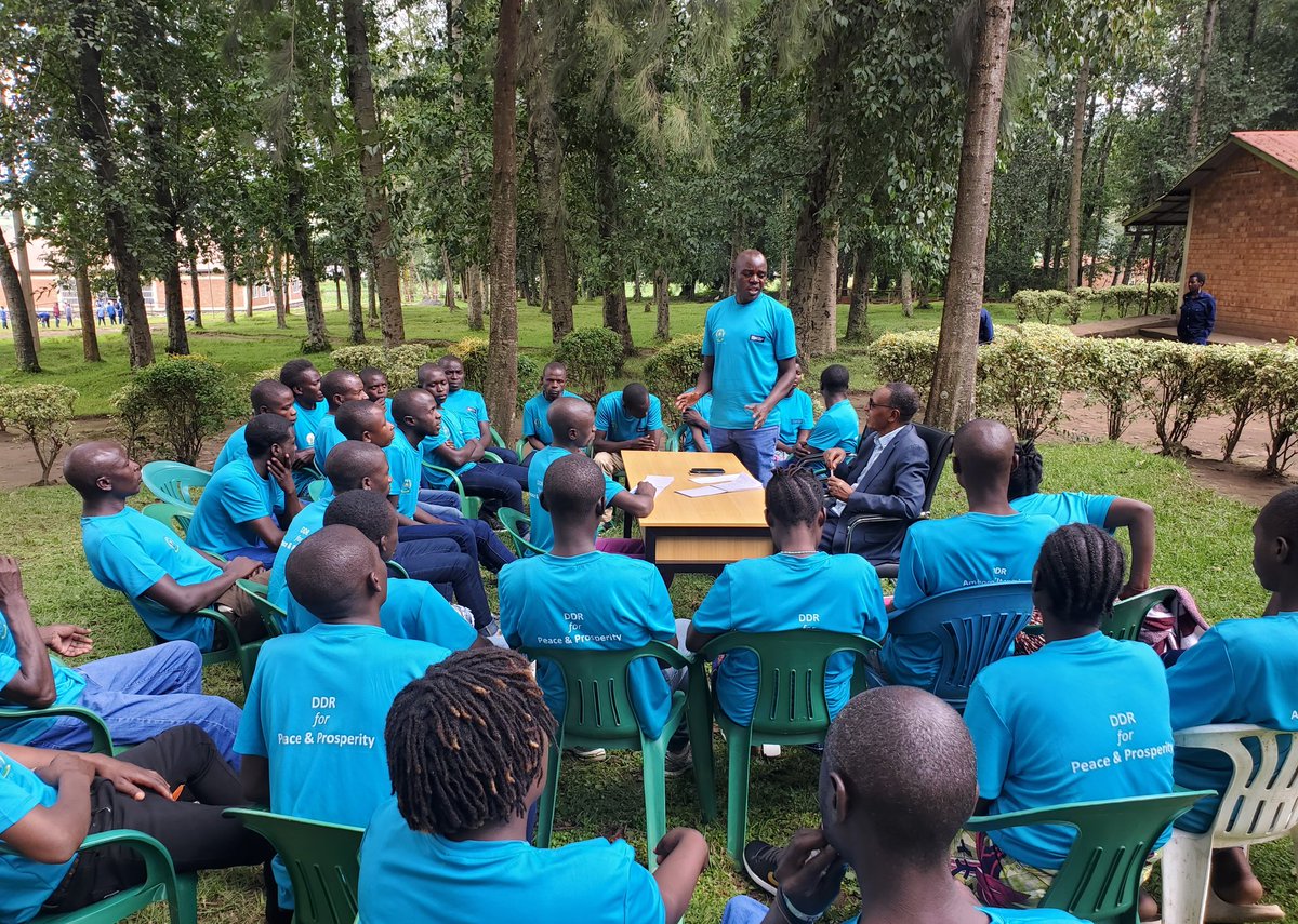 gatjmv's tweet photo. Mbere yo gutangira byimbitse amahugurwa azamara amezi 3 #PDOPs abahoze mu mitwe yitwaje ibirwanisho muri #DRC #FDLR #Wazalendo &amp; #FARDC bagize icyiciro cya 76 i Mutobo baganiriye na Commissioners n'abakozi ba @demobrwanda mu matsinda babategurira kuzayabyaza umusaruro @RwandaGov https://t.co/hSftTDfddz