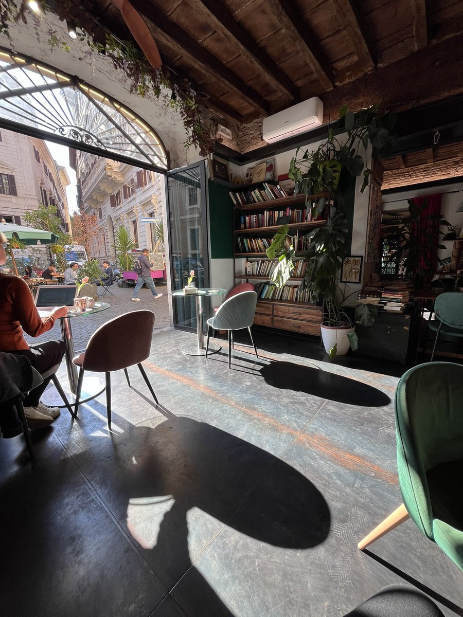 Caffé e libri. 
Sen verran kutsuva konsepti, että ihan piti stopata limoncello spritzille. 
Koska mä voin.