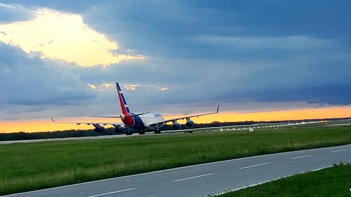 Buenos días, tripulación: chequeo mental completado, potencia al 100% y rumbo firme; hoy volamos alto. 🛫.