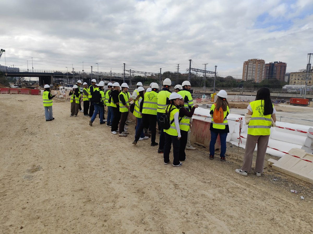 GeomaticaUPV's tweet image. Ayer nuestro estudiantado de 3º y 4º visitó la obra del Canal de Acceso Ferroviario de Valencia, donde pudo ver las tareas de ejecución y el estado que presentan las obras en la actualidad. Agradecer a todo el personal Técnico de las Contratas y de Nova Cartografía su atención.