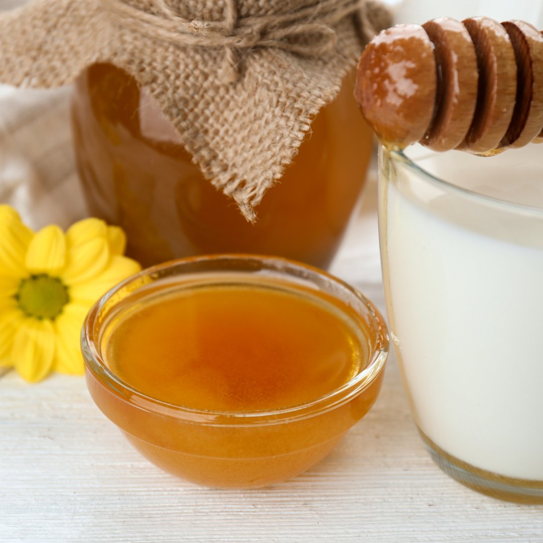 mielsomiel's tweet photo. 🍯✨ Leche caliente con miel antes de dormir: calma, descanso y serenidad. Ritual nocturno perfecto. ❤️ ¿Lo pruebas esta noche?
#Mielso #MielNatural #HoneyLovers #BeeFriendly #VidaSana #HealthyLifestyle #OtoñoSaludable https://t.co/f2qQSpccrM