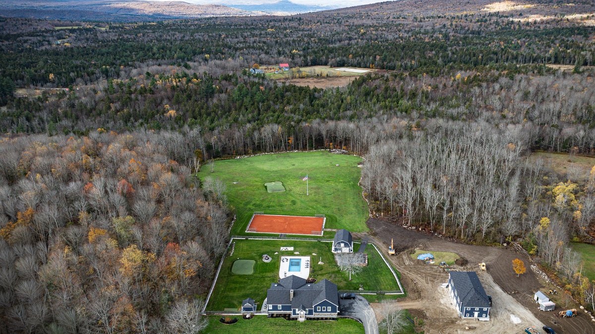 WesternMADrones's tweet image. #ConstructionMonitoring of this Guest House built to the right of the Main House. And yes, that's a driving range &amp;amp; clay tennis court.
#dronephotography #berkshires #westernmassdrones