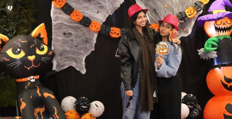 UEuropeaPrensa's tweet photo. ➡️📝La @UEuropea ha celebrado Halloween con la puesta en marcha de diferentes acciones como talleres, juegos interactivos y exposiciones solidarias en sus diferentes campus de Madrid, Valencia y Canarias.
#Halloween #EscapeRoom #calabazas
https://t.co/29Bgel8HKP https://t.co/vrmDn40w5Q