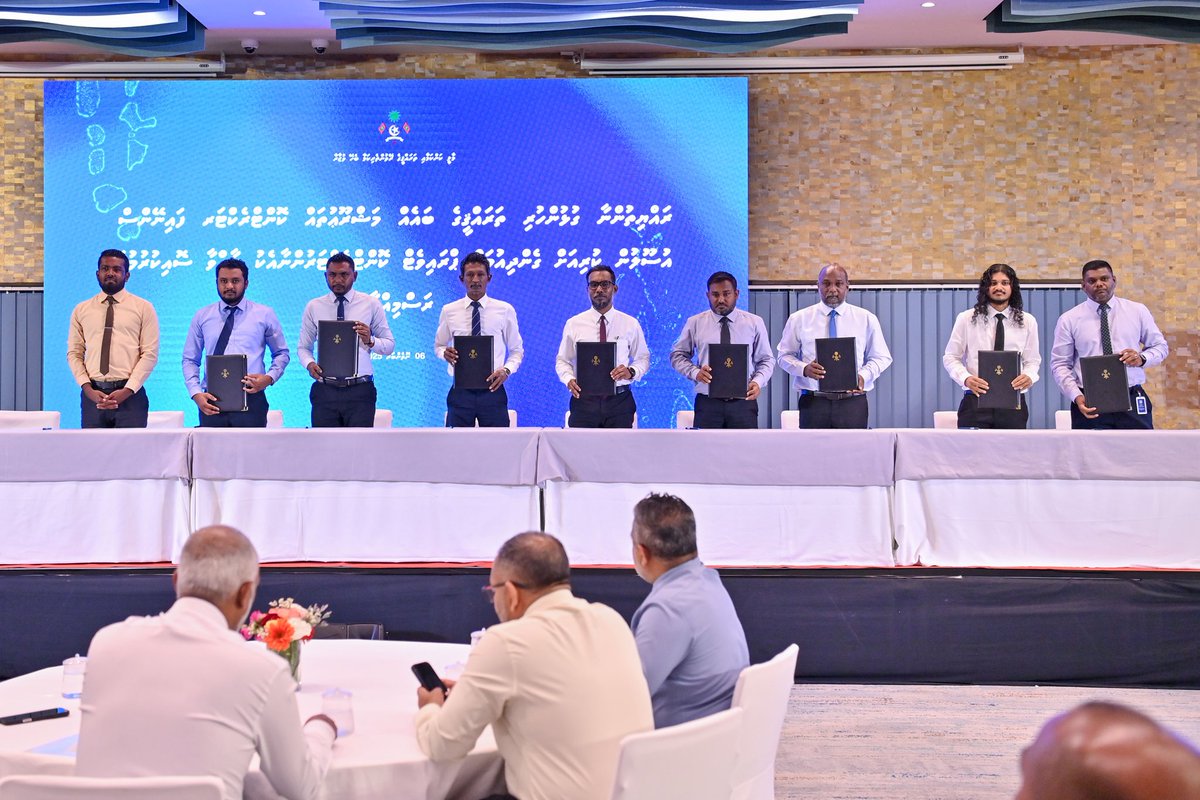 52 މަޝްރޫޢުއެއްގެ އެއްބަސްވުމުގައި 10 ކުންފުންޔަކާއި އެކު މިއަދު ވަނީ ސޮއިކޮށްފައި.
މި އެއްބަސްވުމުގައި ކުޅިވަރާއި ހަށިހެޔޮކަމާ ބެހޭ ވުޒާރާގެ ފަރާތުން ސޮއިކުރެއްވީ ސްޓޭޓް މިނިސްޓަރ މުޙައްމަދު ދިލްޝާން ޢަބްދުﷲ، ޑެޕިއުޓީ މިނިސްޓަރ އަސްލަމް ރަހާ، މުހައްމަދު ފަޔާޟް، ހުސައިން ނިހާދު