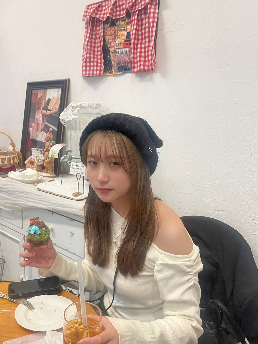 1枚目は驚いてる時
2枚目は悲しい時
3枚目は不機嫌な時
で使い分けてみてください